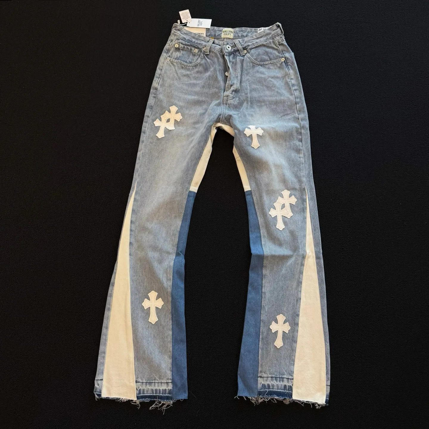 P260 model number: D356 GALLERY DEPT & Chrome hearts washed blue spliced cross jeans, three-dimensional version, loose and comfortable, not picky about body shape, factory-made, original factory quality control, same style for men and women, can be matched with couples, versatile recommendation, must-have denim for all seasons, made of heavy-duty washed pure cotton denim fabric, after washing, it is soft and thick, very stylish when worn on the body Size: 28, 30, 32, 34, 36 (S-XXL) Color: Splicing Size reference # 28 trouser length 100 waist 72 30 trouser length 102 waist 76 32 trouser length 104 waist 80 34 trouser length 106 waist 84 36 trouser length 108 waist 88